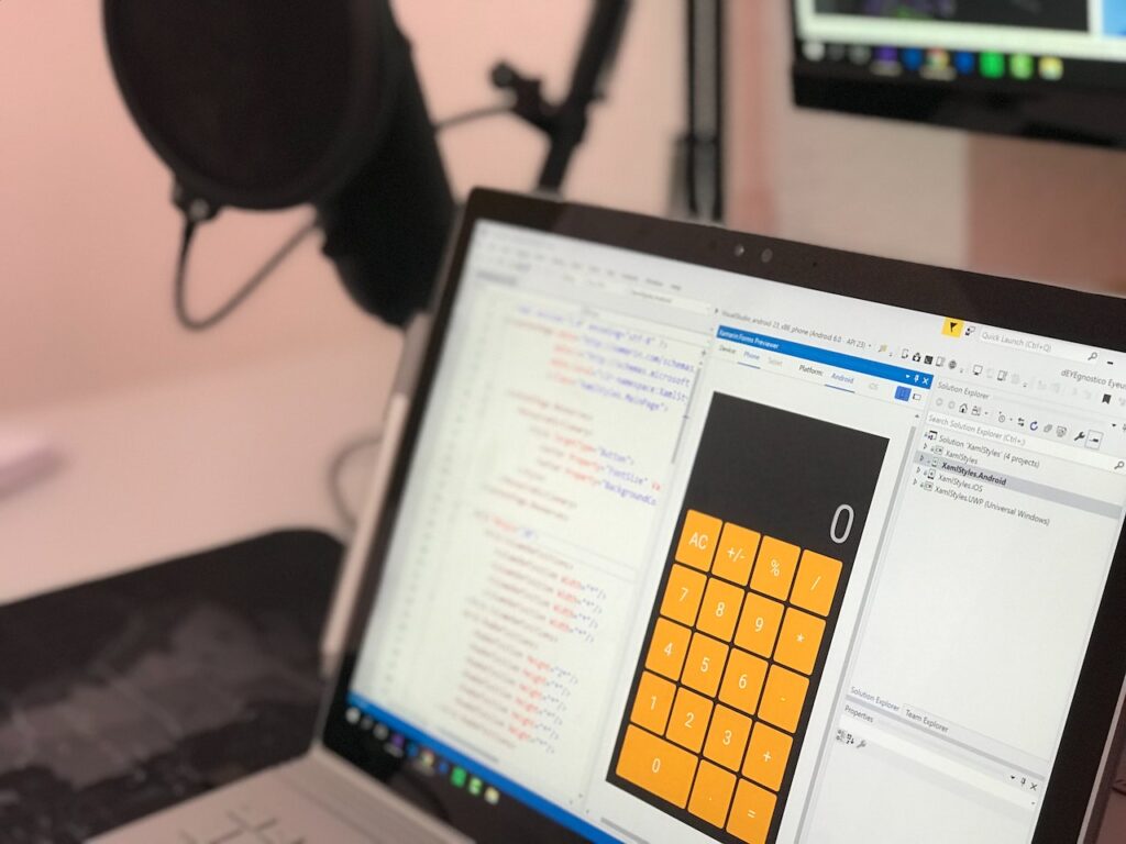 Costos para crear una app especial, se muestra una computadora con varias tablas de información en una computadora y un smartphone.